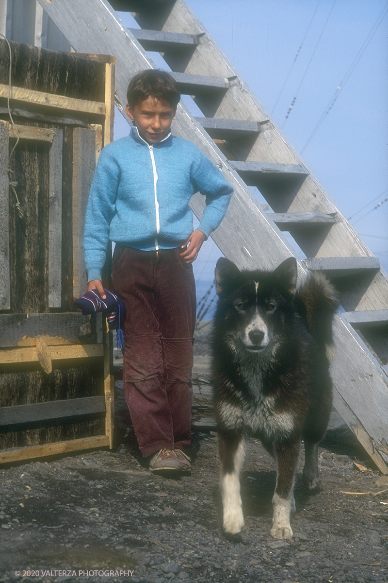 135 SIBERIA .jpg - Luglio/Agosto 1992. Siberia, terra dei Chukchi. Nell'oceano artico  125 Km a nord-est della penisola dei Chukchi (Siberia) c'Ã¨ l'isola di Wrangel, essa ospita piÃ¹ del doppio di specie vegetali (417) di qualsiasi territorio artico a paritÃ  di superficie nonchÃ¨ 30 specie diverse di uccelli oltre ad orsi polari, foche e trichechi ; per questo motivo   Ã¨ stata proclamata patrimonio dell'umanitÃ  dall'UNESCO. Nella foto ragazzo Chukchi con il suo inseparabile cane.